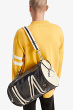 Load image into Gallery viewer, Fred Perry - Barrel Bag L7220 in Black