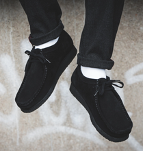 Load image into Gallery viewer, Clarks Originals - Wallabees Black